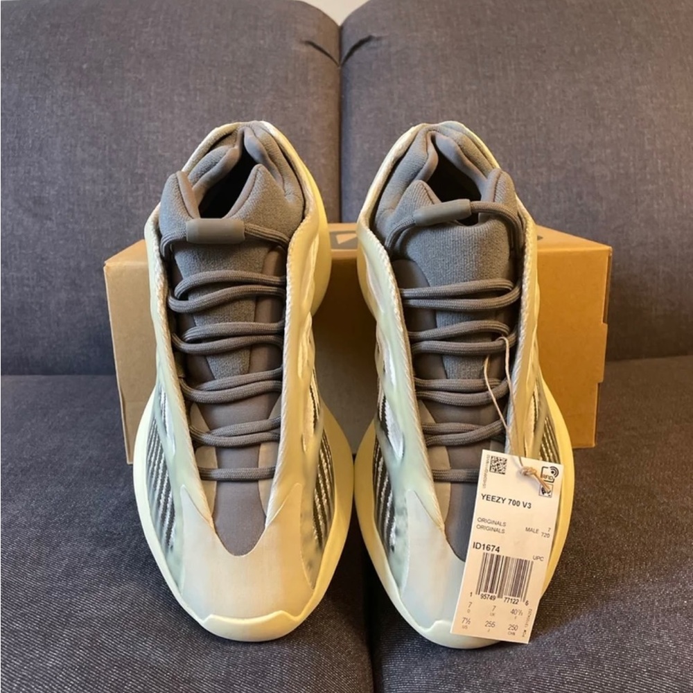 Adidas Yeezy 700 V3 fade salt NWT.